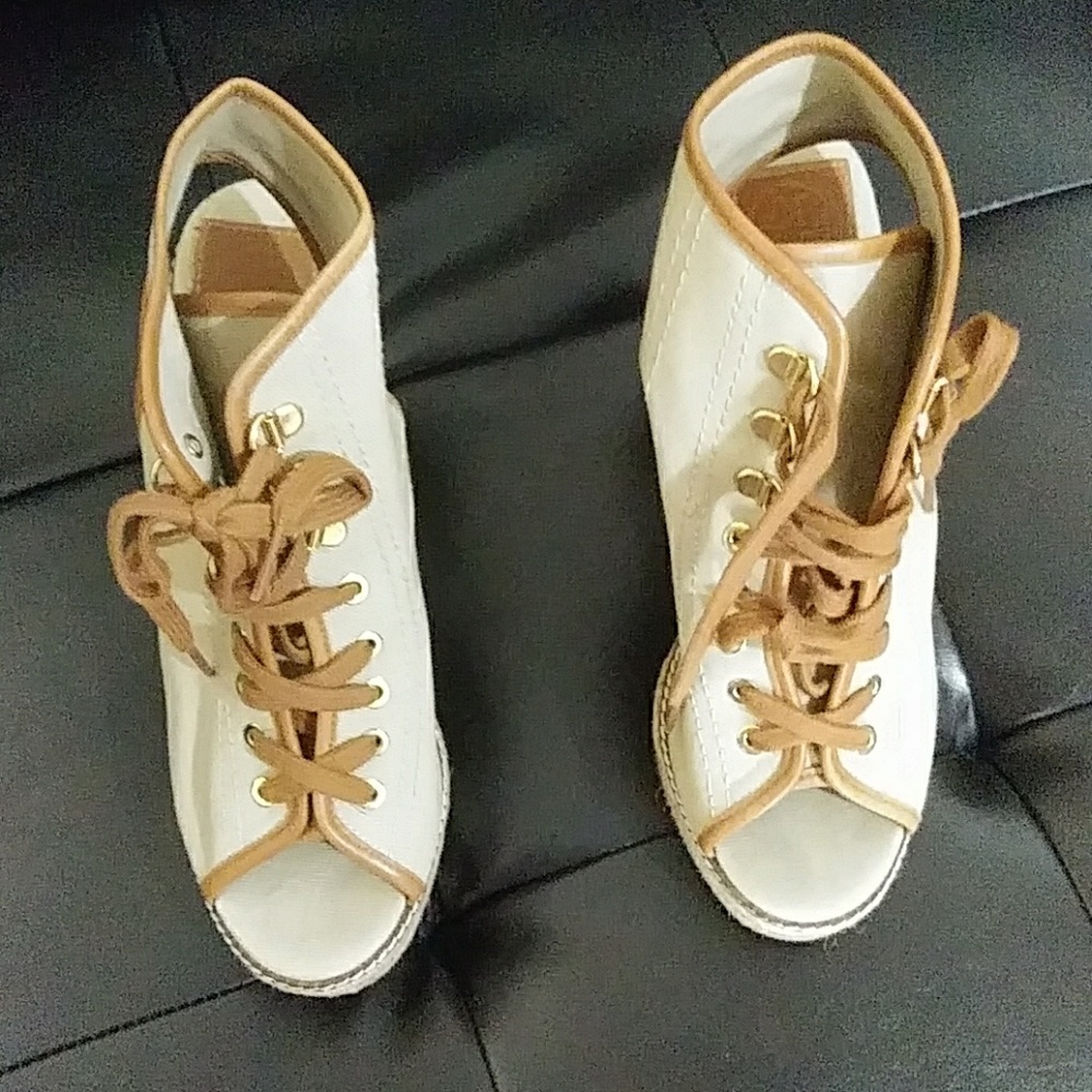 NEW authentic Tory Burch woman size 9 wedges 🌸